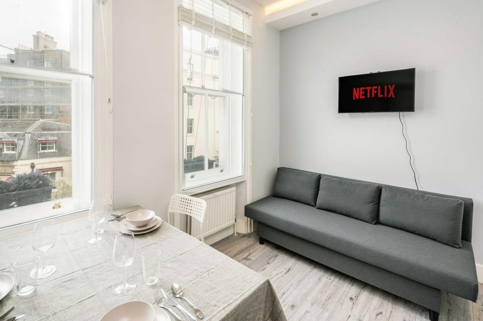 Charming 2 bedroom, Kensington, Chelsea, Harrods Apartment in City of Westminster