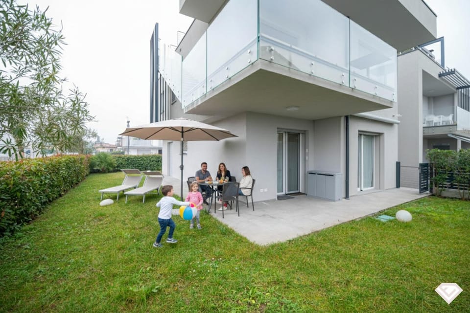 Property building, Garden, Garden, Balcony/Terrace, Garden view, Family