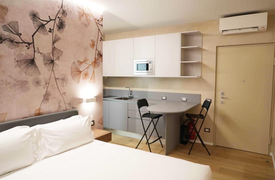 Bed, TV and multimedia, Kitchen or kitchenette, Photo of the whole room, Dining area, Bedroom, heating, heating, kitchen, air conditioner