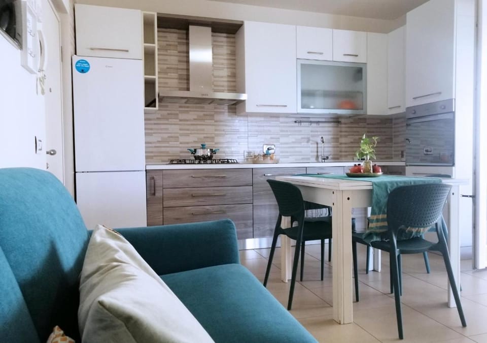 Kitchen or kitchenette, Living room, Dining area, oven
