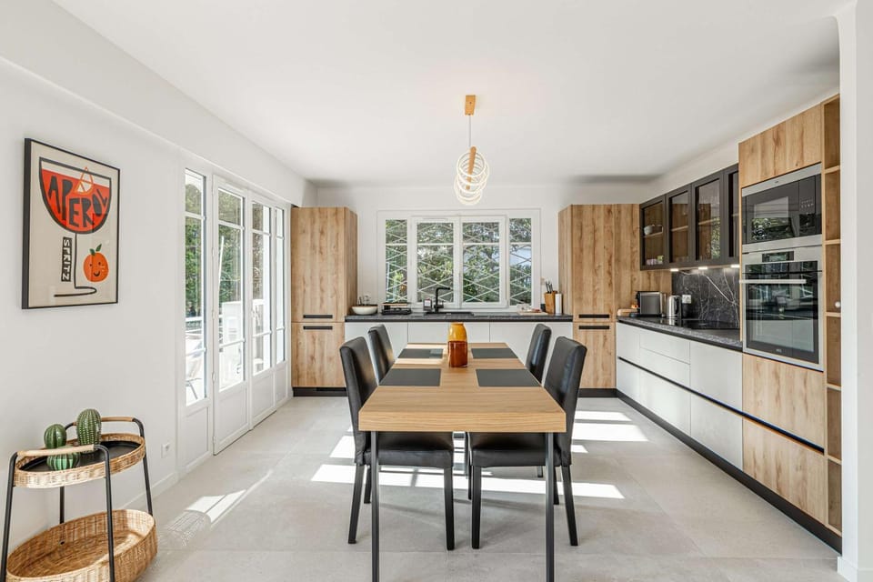 Kitchen or kitchenette, Seating area, Dining area, stove