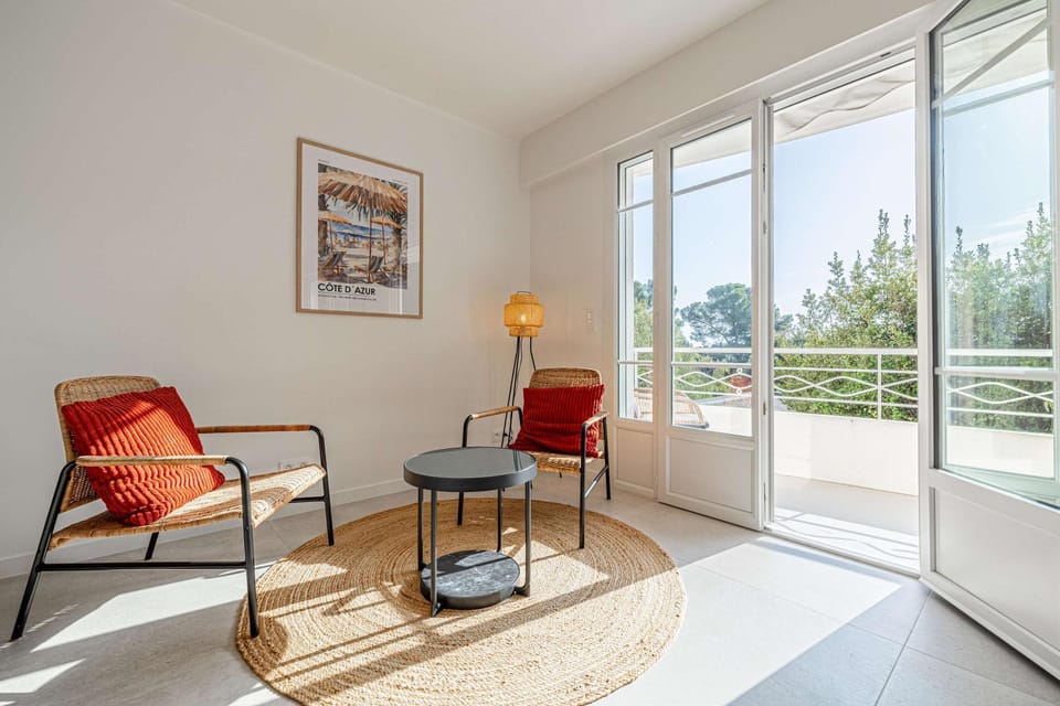 View (from property/room), Balcony/Terrace, Decorative detail