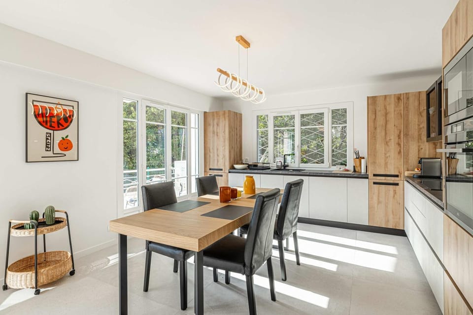 Kitchen or kitchenette, Dining area, stove