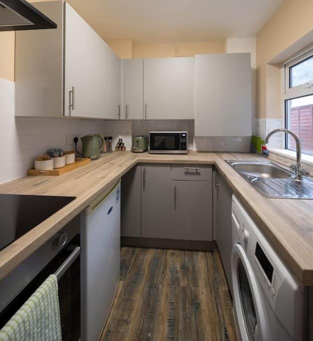 Kitchen or kitchenette, oven, stove, toaster, washing machine