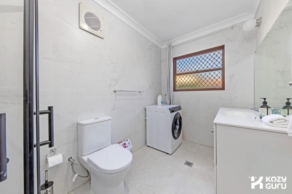 KozyGuru | Thornleigh | Charming Two-Bed Townhouse Apartment in Sydney