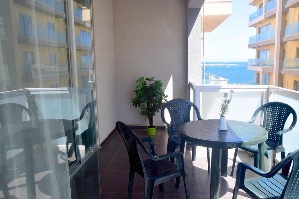 Amazing Apartment with Side Sea View Apartment in Saint Paul's Bay