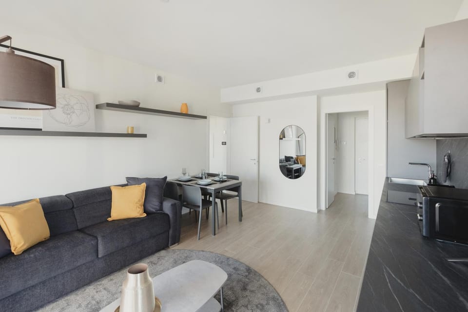 TV and multimedia, Living room, Seating area, Dining area