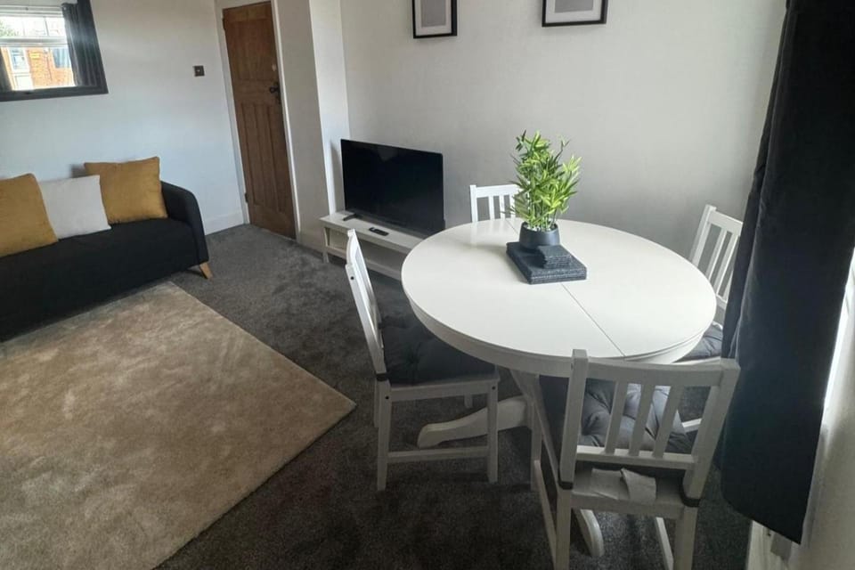 Simonside Apartment - Sleeps 6 - Pets Ok - Parking Apartment in Newcastle upon Tyne