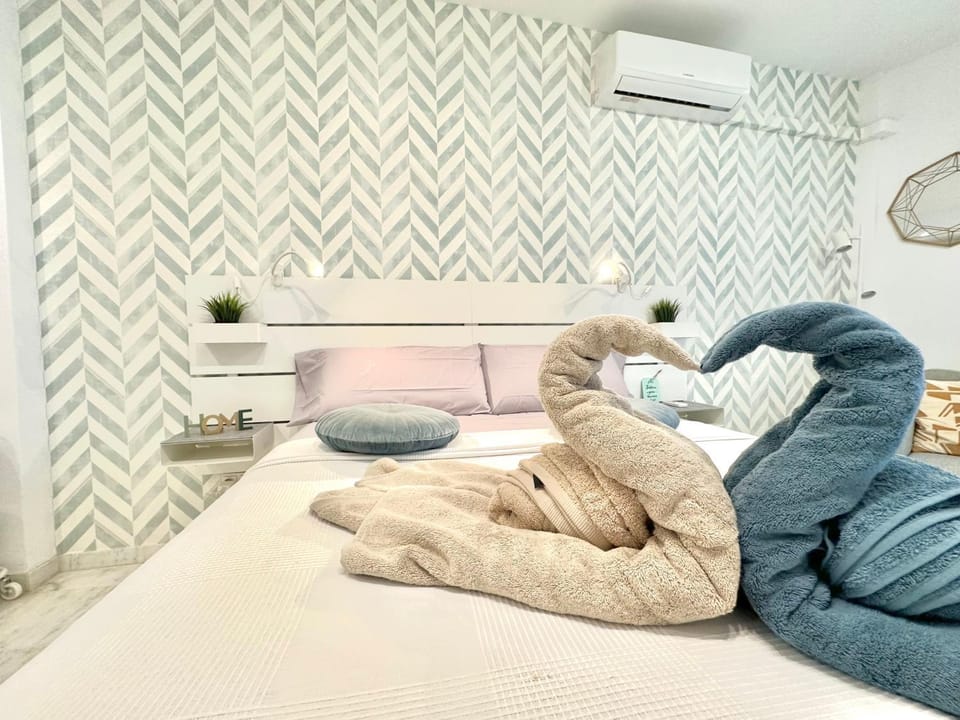 Bedroom, towels