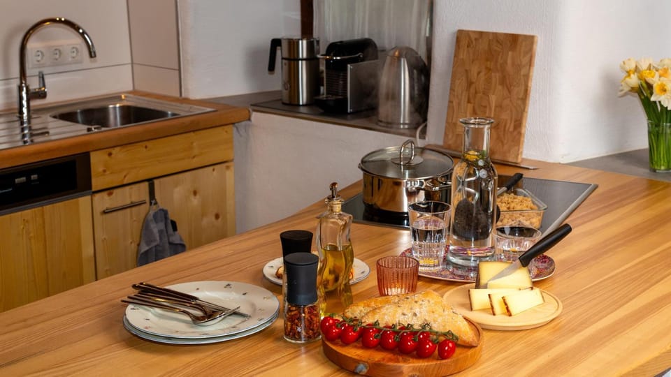 Coffee/tea facilities, Kitchen or kitchenette, stove