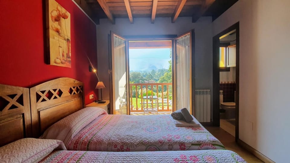 Bed, Bird's eye view, Bathroom, Balcony/Terrace, Photo of the whole room, City view, Garden view