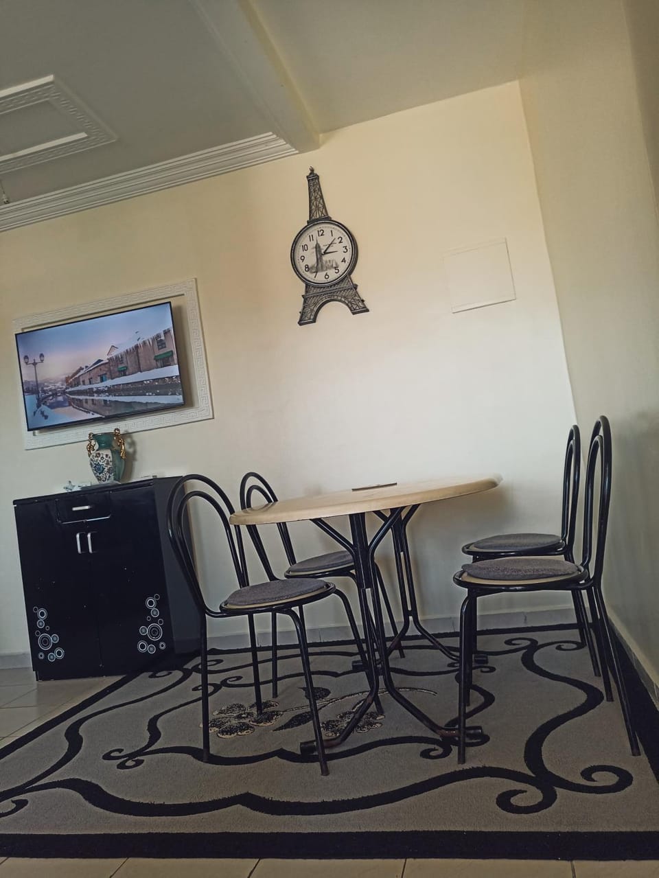 Seating area, Dining area