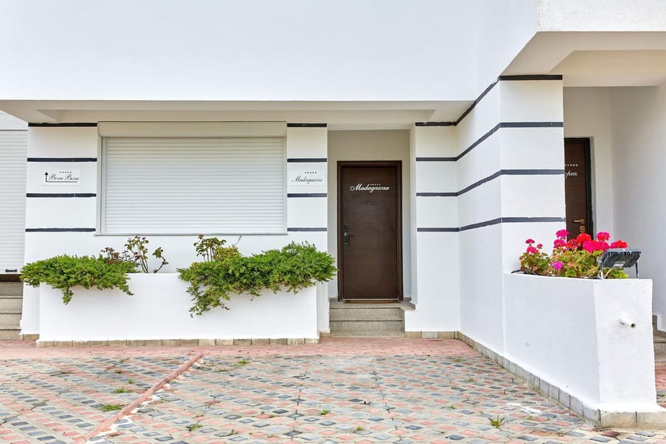 Property building, Facade/entrance, Day