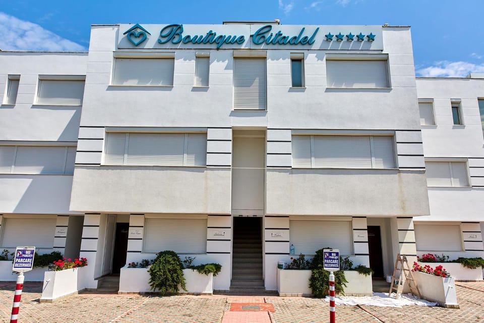 Property building, Facade/entrance, Day