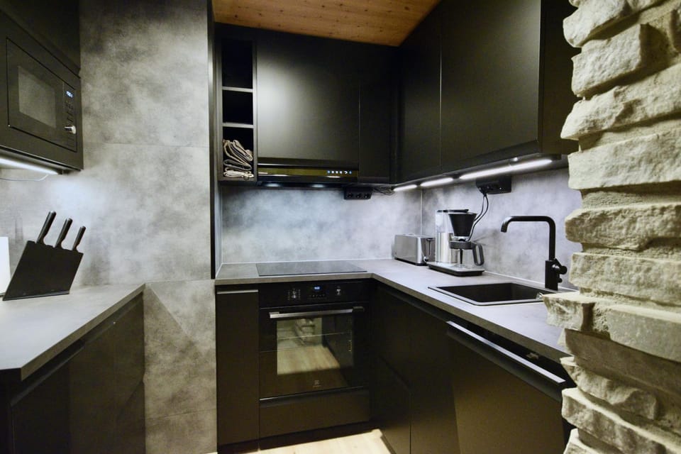 Coffee/tea facilities, dishwasher, microwave, oven, stove, toaster, kitchen
