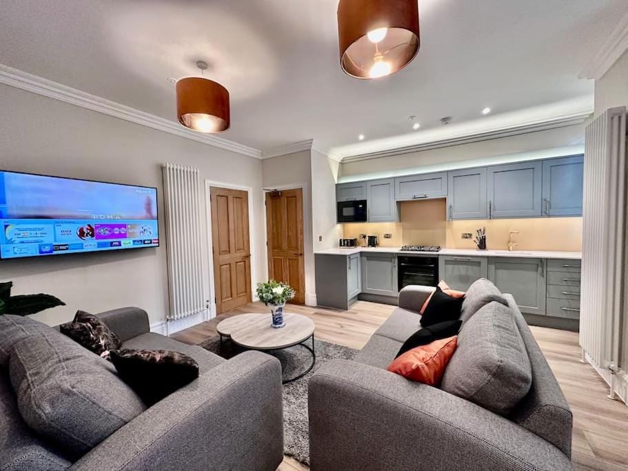 Spectacular 2 bed, 2 bath in Edinburgh City Centre Apartment in Edinburgh