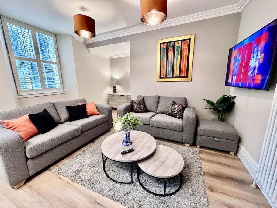 Spectacular 2 bed, 2 bath in Edinburgh City Centre Apartment in Edinburgh