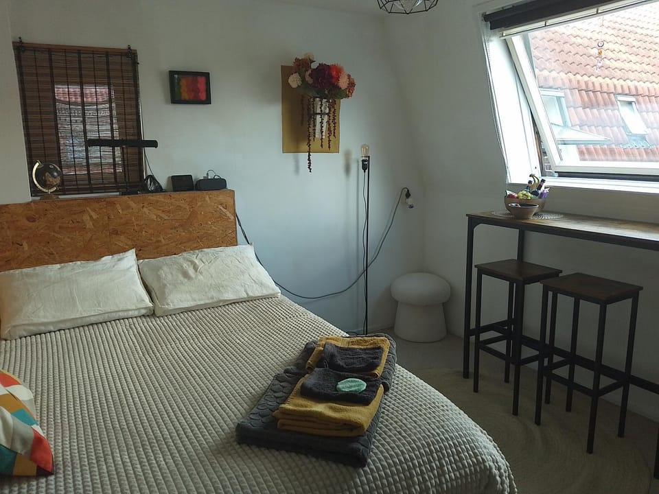 Bed, Dining area, Bedroom