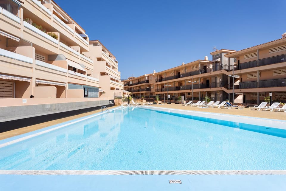 Swimming pool, sunbed