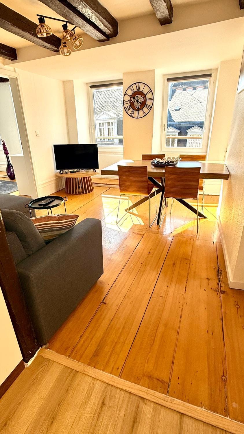 Communal lounge/ TV room, TV and multimedia, Living room, Seating area, Dining area, Evening entertainment