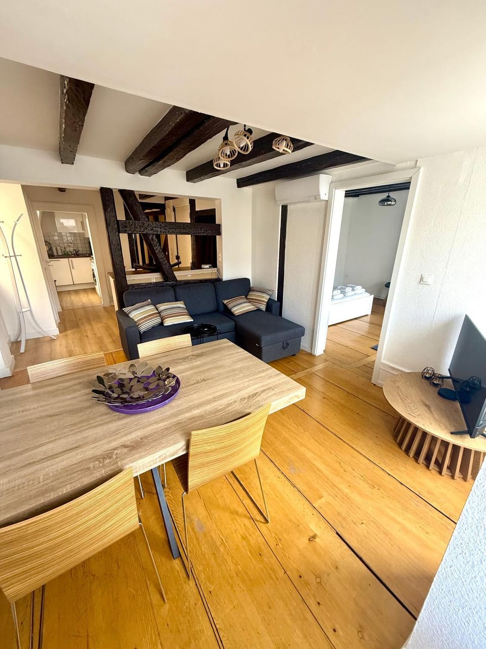 TV and multimedia, Living room, Seating area, Dining area