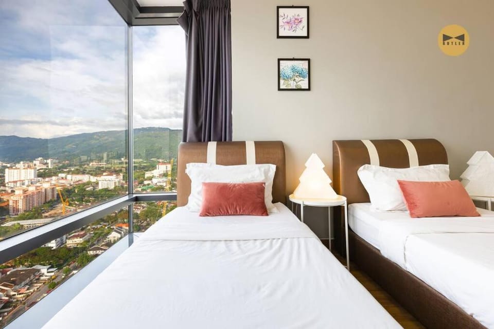 Spacious 3BR in Tropicana 218 at Central Location & Food Hunt Friendly Apartment in George Town