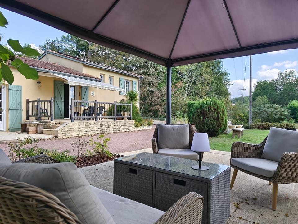 Property building, Patio, Day, Garden, Balcony/Terrace, Seating area, Garden view