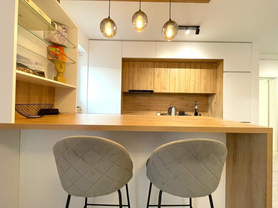 Coffee/tea facilities, Kitchen or kitchenette, Dining area, oven, stove