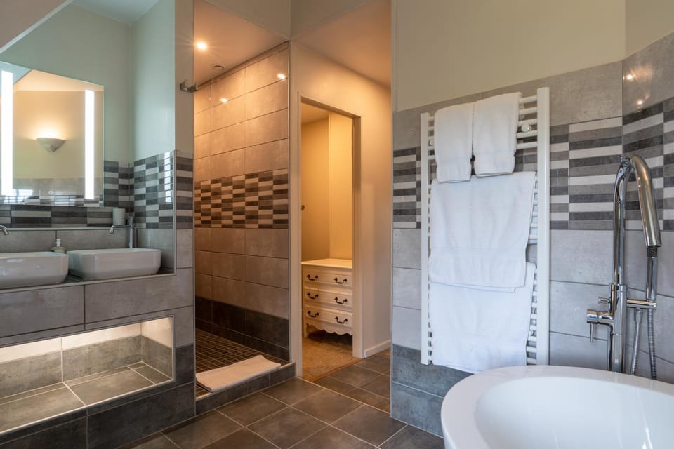 Shower, Bathroom, towels