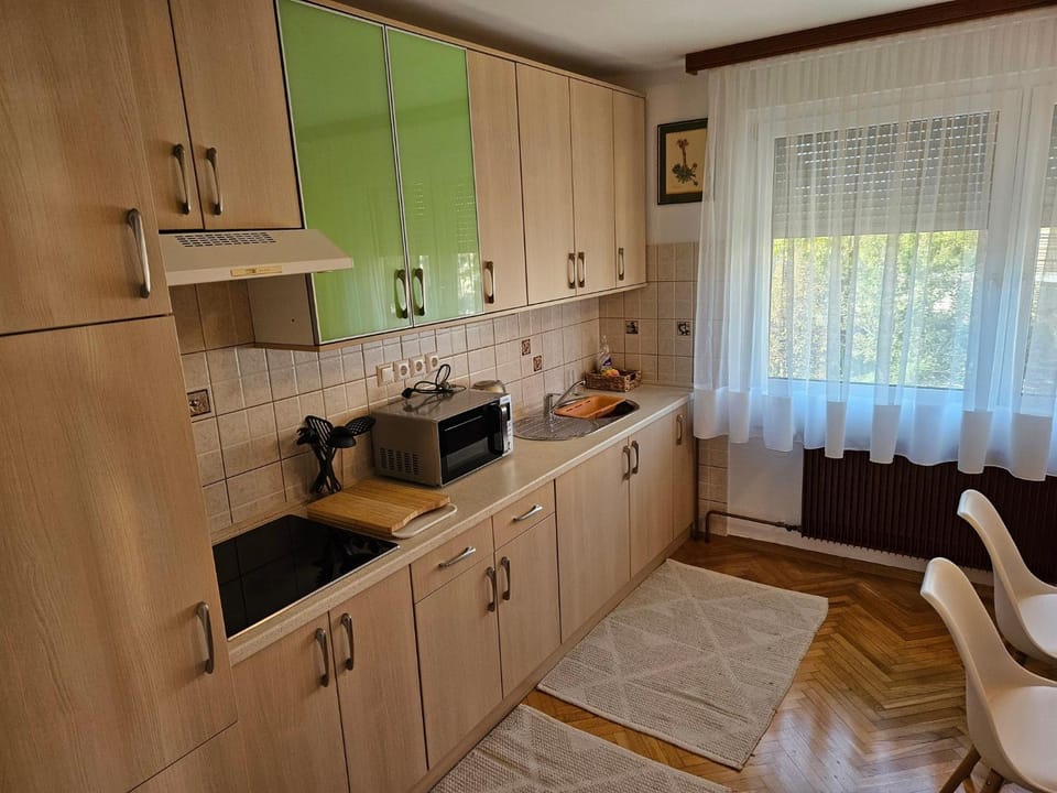 Kitchen or kitchenette, Seating area, stove