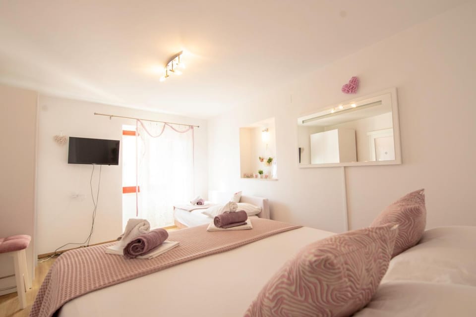 Bed, TV and multimedia, Photo of the whole room, Bedroom