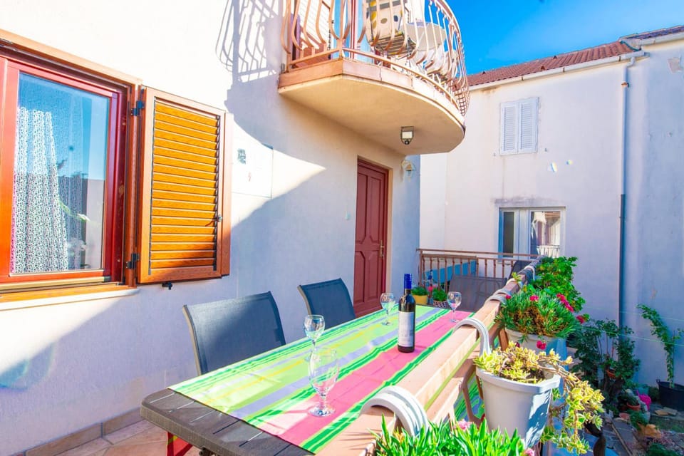 Property building, Day, Balcony/Terrace, Garden view