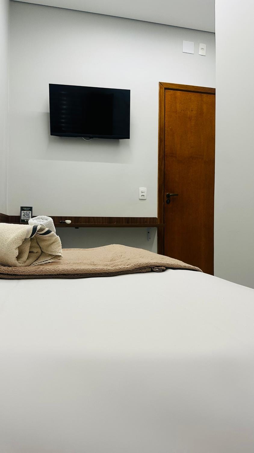Bed, TV and multimedia, Bedroom, towels