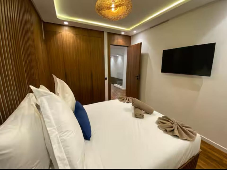 Bed, TV and multimedia, Photo of the whole room, Bedroom