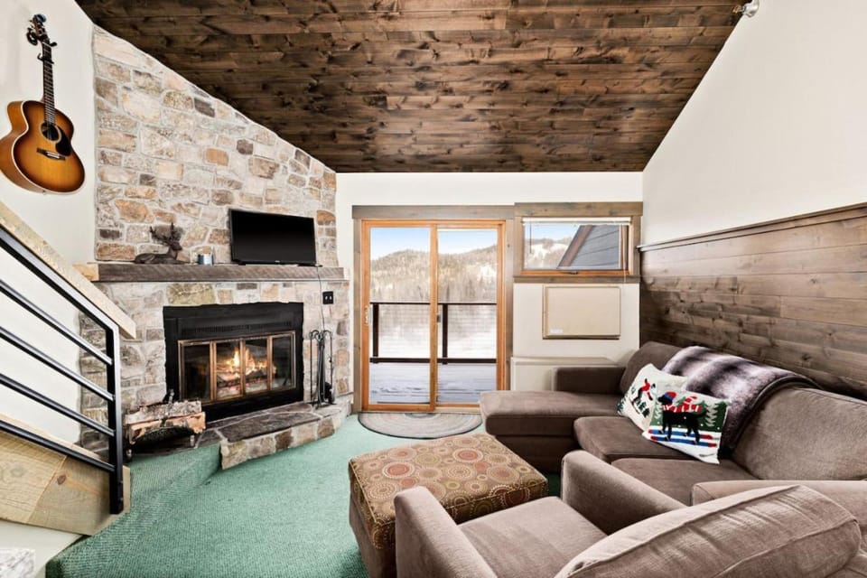 Rustic Chalet | Ski-In/Out | Hot Tub, Pool, Gym House in Lutsen
