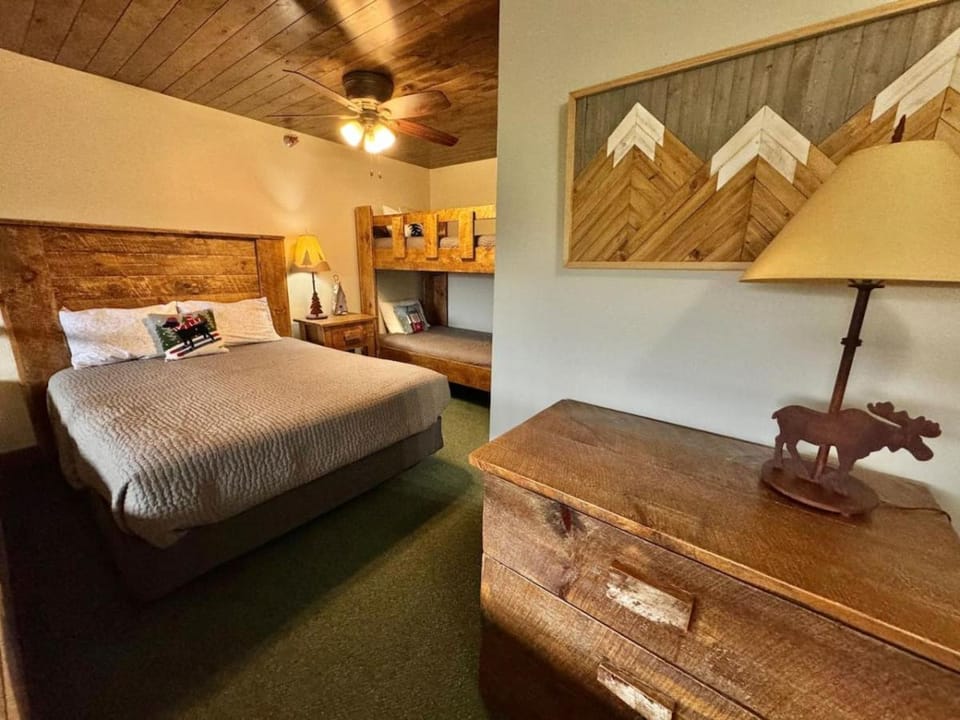 Rustic Chalet | Ski-In/Out | Hot Tub, Pool, Gym House in Lutsen