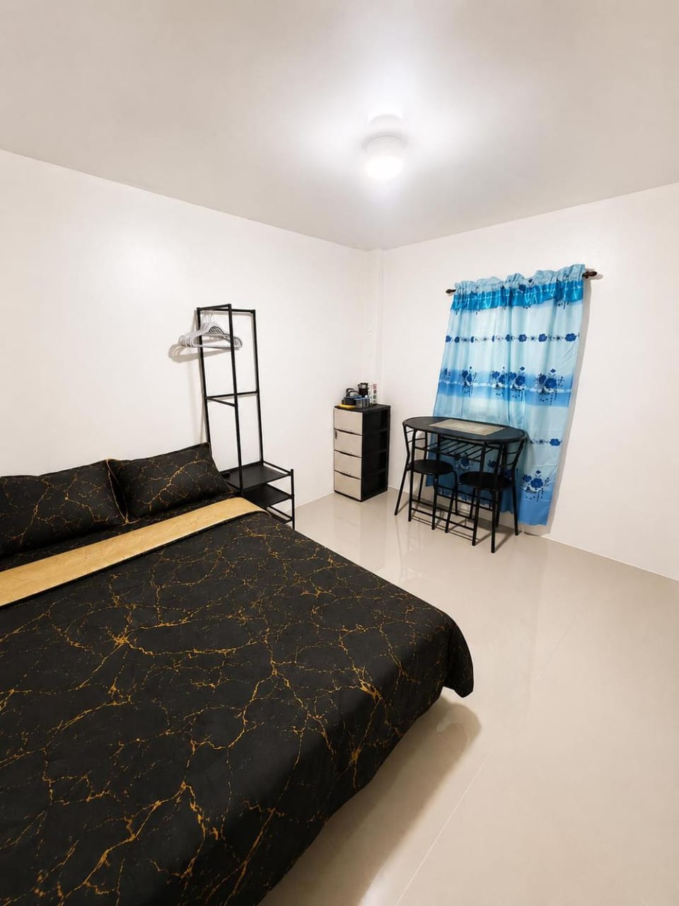 Bed, Photo of the whole room, Seating area, Bedroom