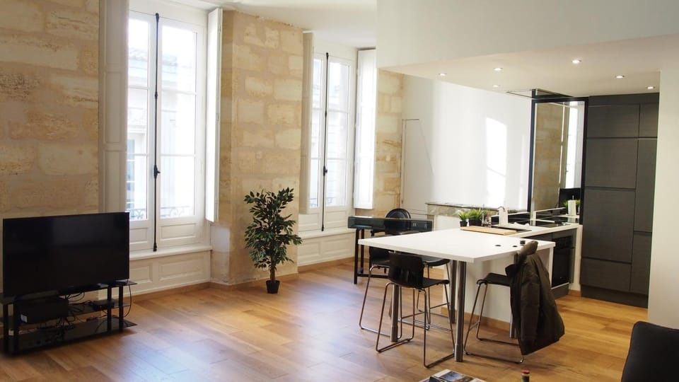 TV and multimedia, Seating area, Dining area