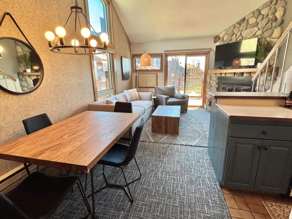 Top Flr Ski-In/Ski-Out Condo | Hot Tub & Pool House in Lutsen