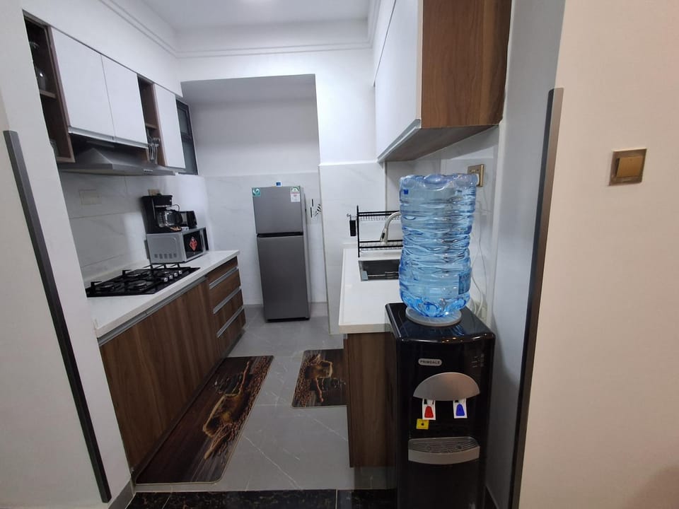 Kitchen or kitchenette, minibar, oven, stove, toaster