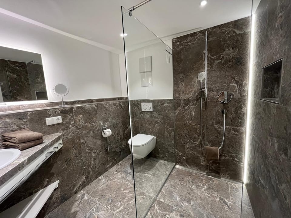 Shower, Toilet, Bathroom, towels