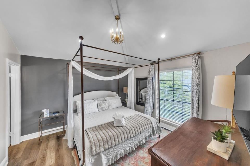 Comfy Apt 4 in Historic Museum District Duplex Apartment in Houston