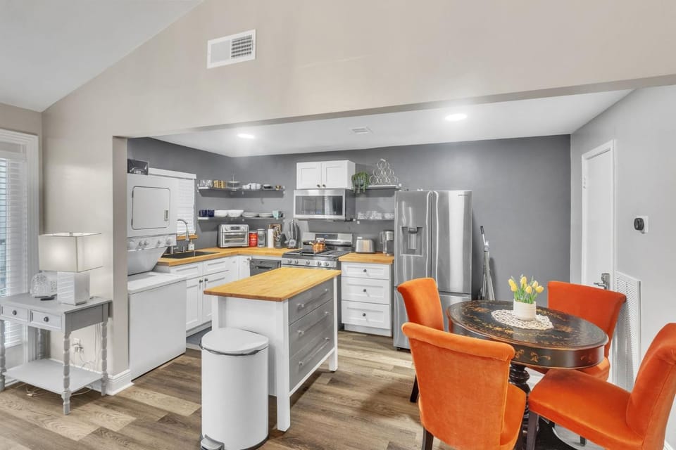 Comfy Apt 4 in Historic Museum District Duplex Apartment in Houston