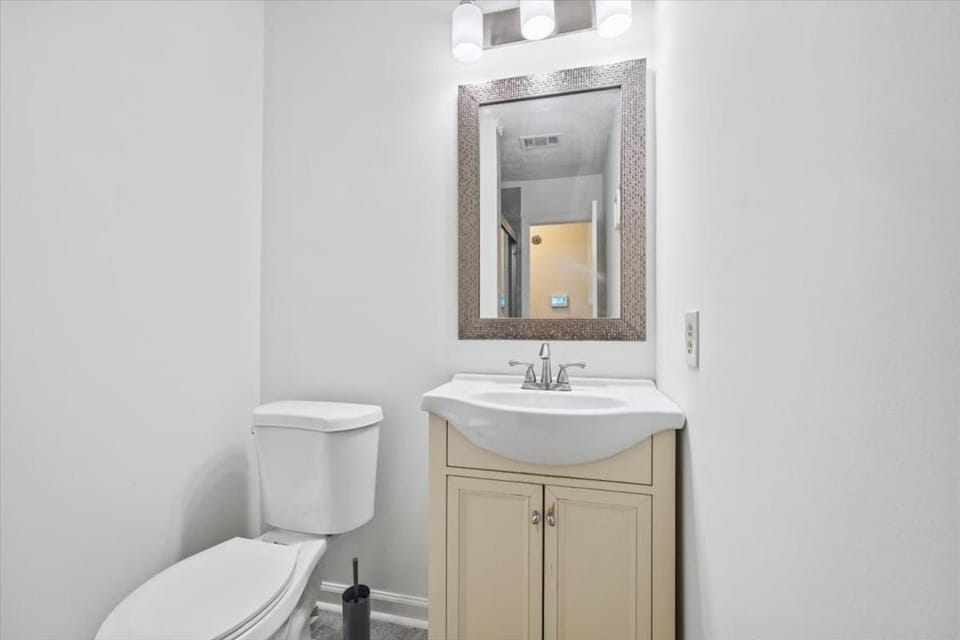 Cozy 3BR 2BA Home Near Avalon Downtown Alpharetta House in Alpharetta
