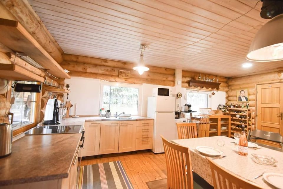 Coffee/tea facilities, Kitchen or kitchenette, Dining area, oven, stove, toaster