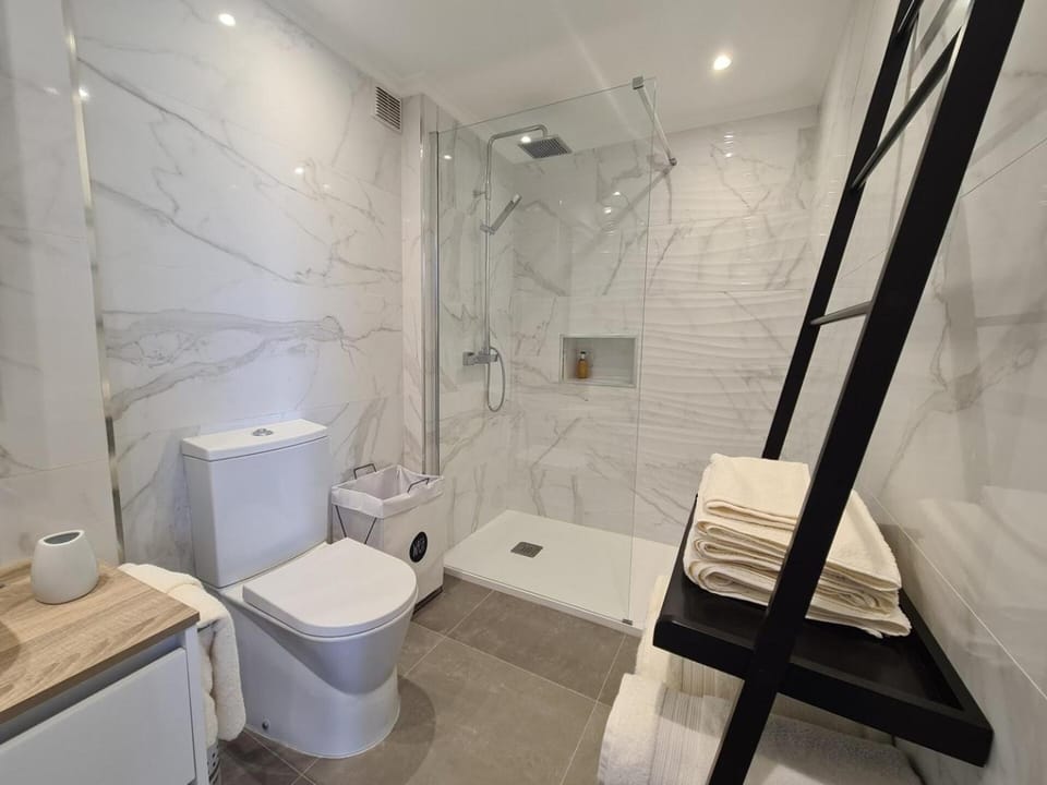 Shower, Toilet, Bathroom, towels