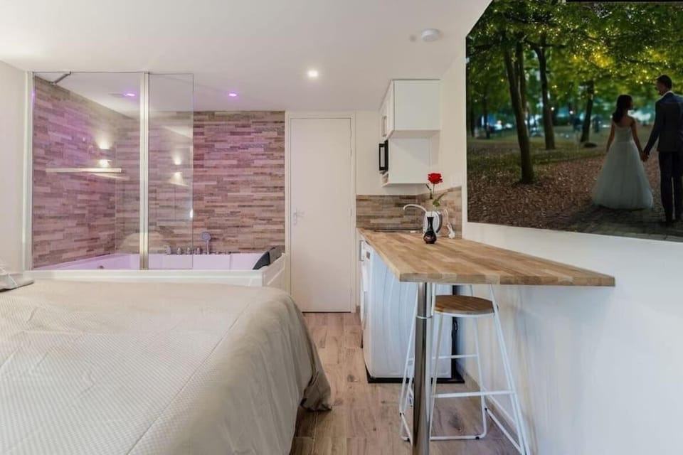 Bed, Bathroom, Photo of the whole room, Bedroom, Bath