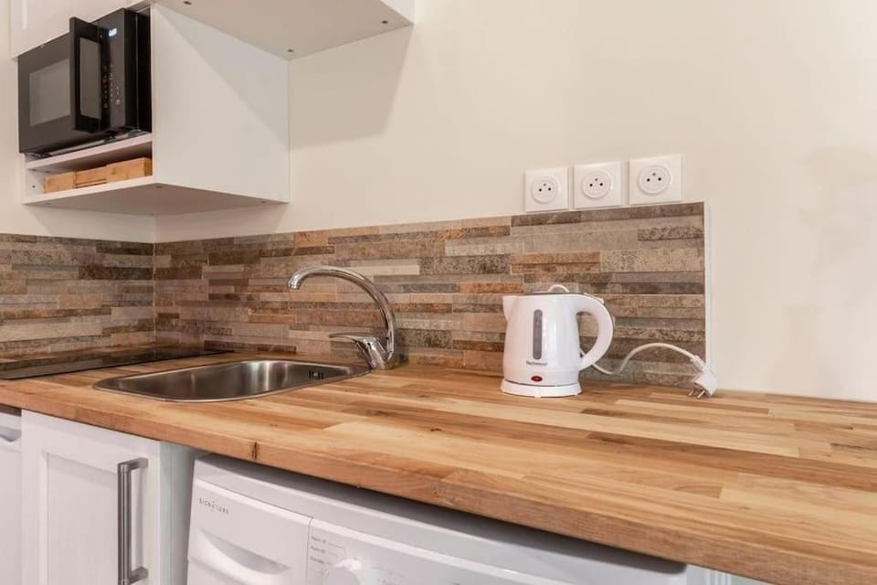 Coffee/tea facilities, Kitchen or kitchenette, minibar, stove