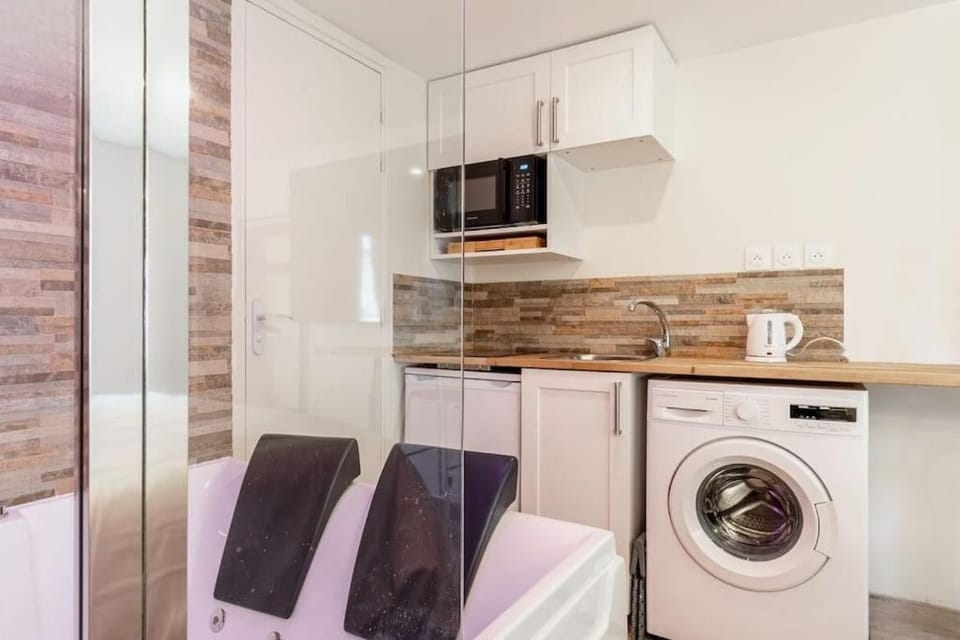 Coffee/tea facilities, Kitchen or kitchenette, minibar, stove