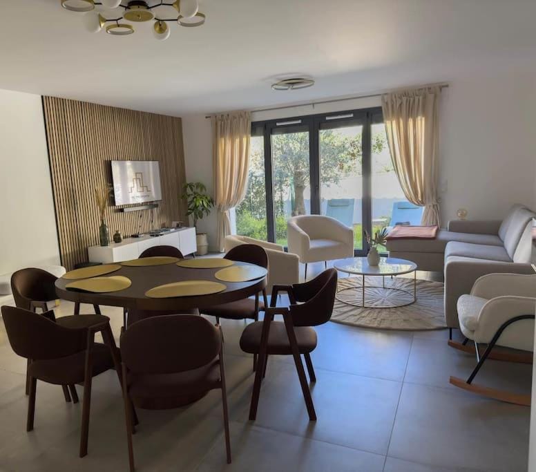 Bed, TV and multimedia, Living room, Dining area
